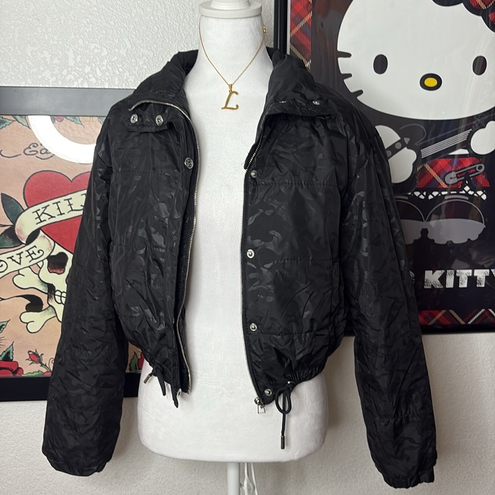 Cropped Black Camo Puffer Jacket - Picture 2 of 6
